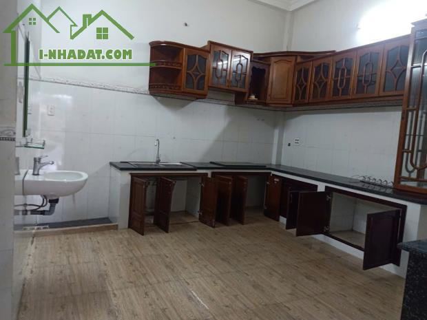 Nhà 8  triệu 4 phòng ngủ có sân đậu ô tô - 3