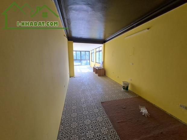 Cho thuê nhà mặt phố Văn Cao. 16tr/tháng. 2 tầng, 50m/tầng, 1 VS, vỉa hè để được 10 xe - 1