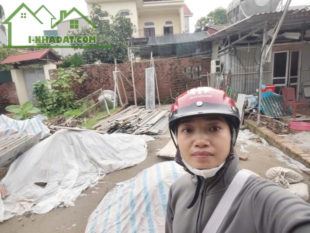 Mảnh đất ngay khu đấu giá, gần đường dẫn lên cầu tứ Liên   DT 49m   MT 5m  Đường thông