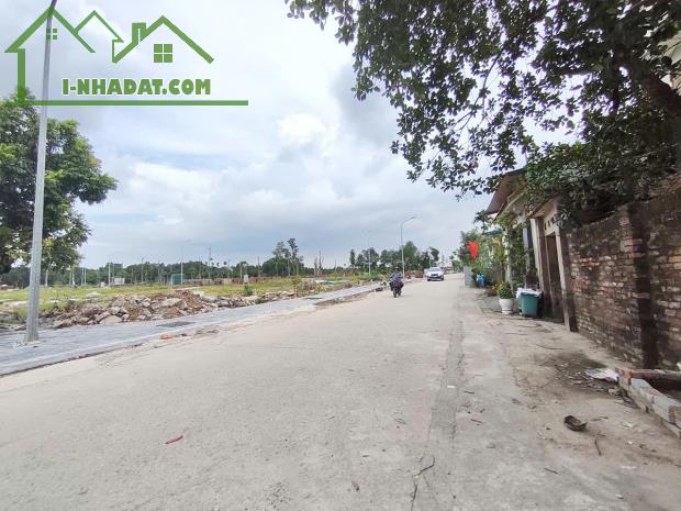 Mảnh đất ngay khu đấu giá, gần đường dẫn lên cầu tứ Liên   DT 49m   MT 5m  Đường thông - 3