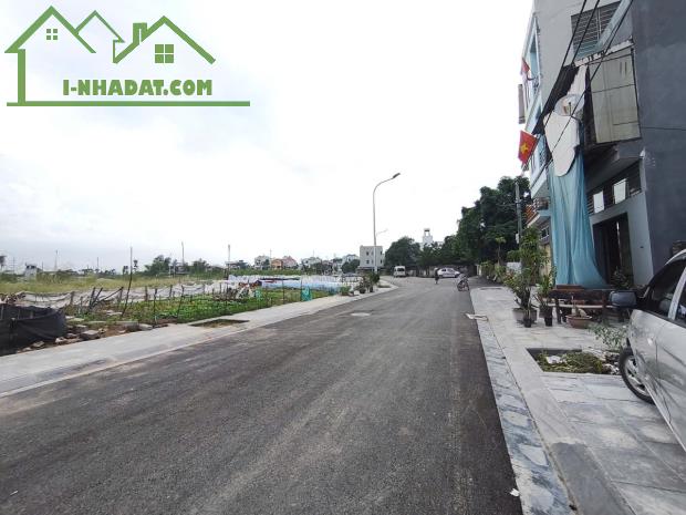 Mảnh đất ngay khu đấu giá, gần đường dẫn lên cầu tứ Liên   DT 49m   MT 5m  Đường thông - 5