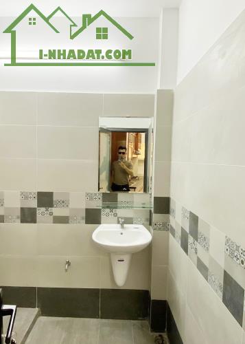 Phòng Ban công lớn ĐS1 Chỉ 2 Tr 9 gần ĐH FPT_Tài chính_Hutech  27m2 - 1