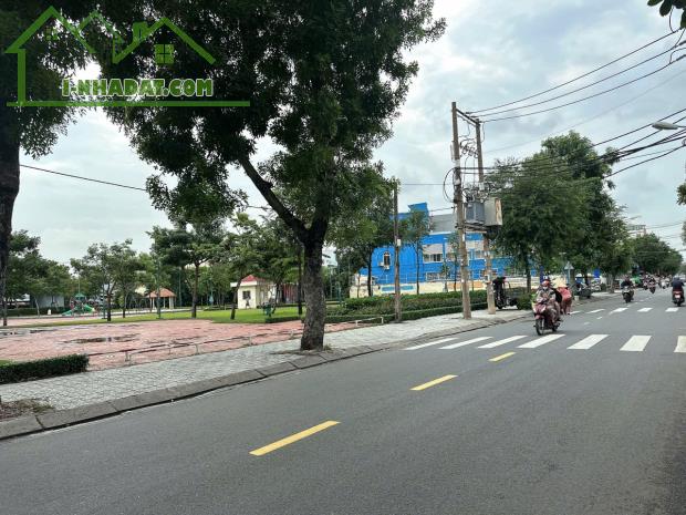 Nhỉnh 12 tỷ sở hữu MTKD sầm uất Nguyễn Văn Quá 100m2 ngang 4.1m 4 lầu gần chợ Cây Sộp. - 1