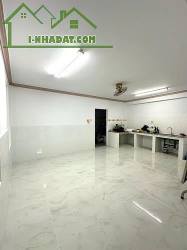 Cho thuê nhà trục chính hẻm hồ tùng mậu gần công an thành phố giá 17 triệu - 2