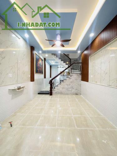 Nhà 3 tầng rộng, hẻm ô tô thông, cạnh Aeon Tân Phú, 5.8 tỷ