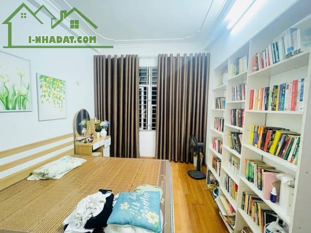 🏡CẦU GIẤY-NHÀ ĐẸP Ở NGAY -DT 40m2💸 9,4 tỷ- 1 NGOẶT ĐẾN NHÀ - SÁT Ô TÔ - SÁT KĐT NAM CƯỜN - 3