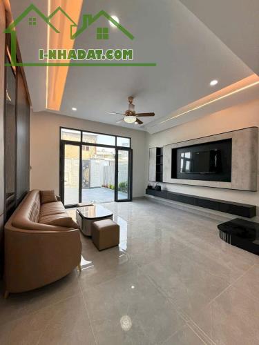 Bán Nhà Lầu Đẹp RỰC RỠ Có sân đầu xe hơi-Vị Trí Vàng Sát Bên Chợ Cũ Mỹ Tho - 3