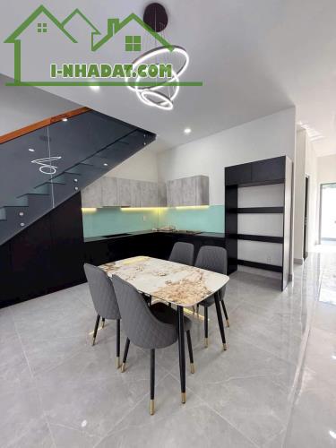 Bán Nhà Lầu Đẹp RỰC RỠ Có sân đầu xe hơi-Vị Trí Vàng Sát Bên Chợ Cũ Mỹ Tho - 2