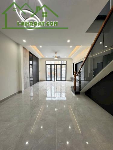 Bán Nhà Lầu Đẹp RỰC RỠ Có sân đầu xe hơi-Vị Trí Vàng Sát Bên Chợ Cũ Mỹ Tho - 1