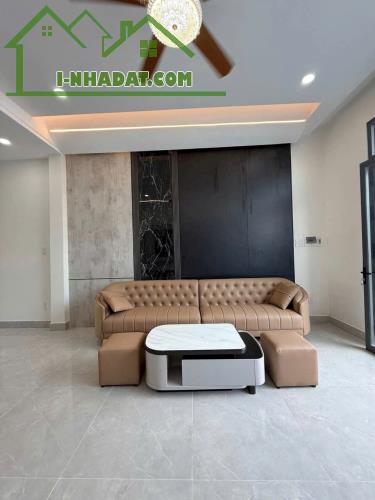 Bán Nhà Lầu Đẹp RỰC RỠ Có sân đầu xe hơi-Vị Trí Vàng Sát Bên Chợ Cũ Mỹ Tho