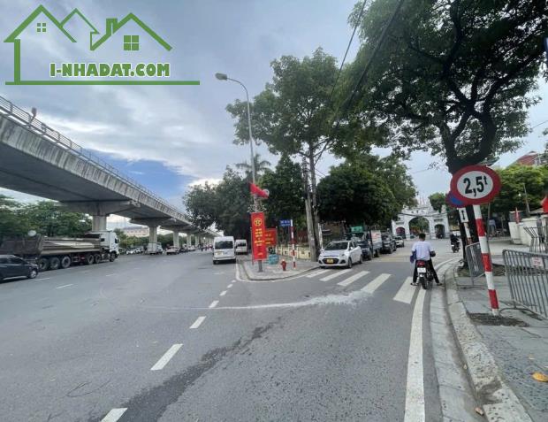 BÁN NHÀ CẦU DIỄN 56M² x 5 TẦNG – Ô TÔ ĐỖ CỬA – CÁCH QL32 CHỈ 100M – GIÁ 9 TỶ