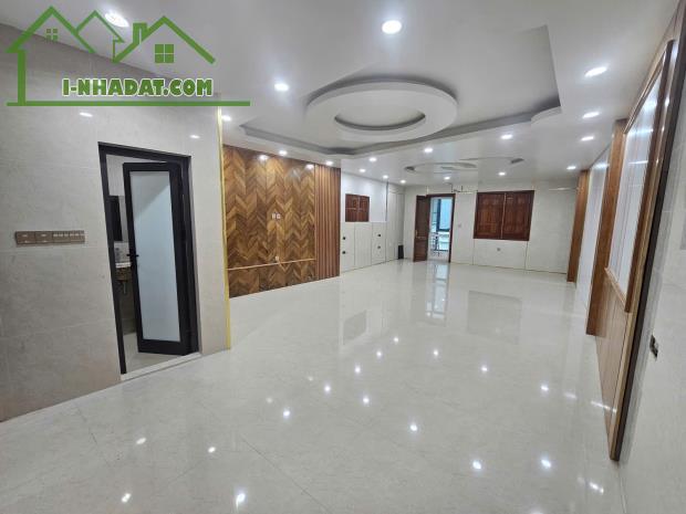 Bán nhà phố Thái Hà, DT 121m, 6 tầng, MT 5.5m, giá 46 tỷ, ngõ 5m.