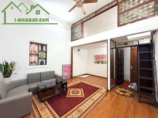 Bán căn hộ Phố Phùng Hưng, tầng 2, 60m2 x 3 ngủ - Sổ riêng - Nhà đẹp, KD, 1 bước ra phố