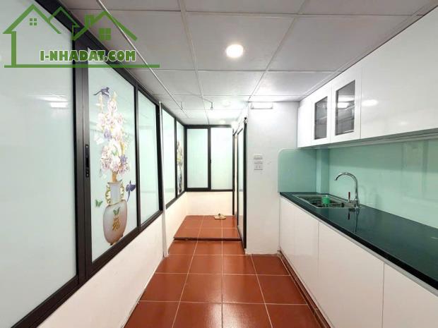 Bán căn hộ Phố Phùng Hưng, tầng 2, 60m2 x 3 ngủ - Sổ riêng - Nhà đẹp, KD, 1 bước ra phố - 2