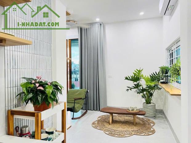 Bán căn hộ mặt phố Chợ Hàng Da - lô góc - sổ 40m2 - DTSD 60m2 x 2 ngủ, cho thuê homestay