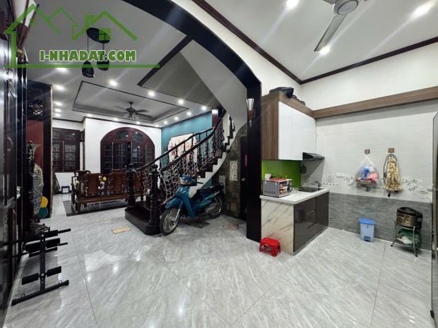 Cho thuê nhà Ngõ 156 phố Lạc Trung, Hai Bà Trưng 60m x 4T giá 15tr Ô TÔ TẬN NHÀ