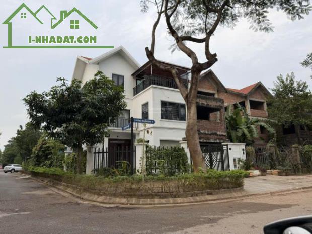 BÁN NHÀ 400M MẶT NHÌN CÔNG VIÊN KĐT LONG VIỆT,MT: 16M, GIÁ: 27 TỶ.