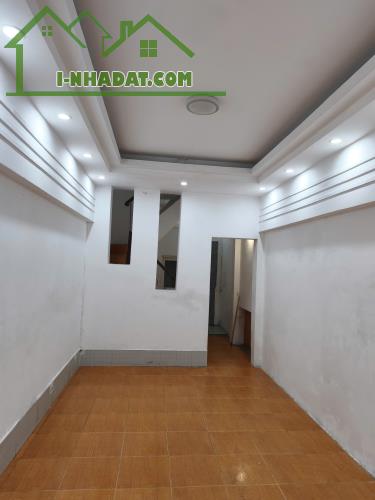 Cho thuê nhà ngõ Láng Hạ, làm nail, cà phê...2 tầng x 35m2 mặt tiền 3.3 m, 12.5 triệu - 1