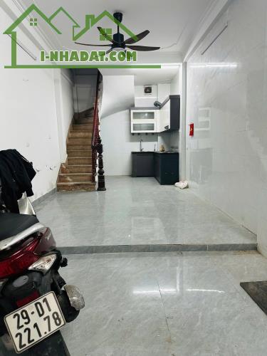 Cho thuê nhà nguyên căn 30m2 x 3,5 tầng cách mặt phố Dương Văn Bé 50 m