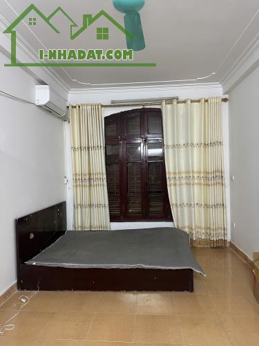 Cho thuê nhà nguyên căn 30m2 x 3,5 tầng cách mặt phố Dương Văn Bé 50 m - 1
