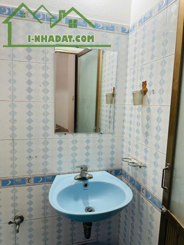 Cho thuê nhà nguyên căn 30m2 x 3,5 tầng cách mặt phố Dương Văn Bé 50 m - 4