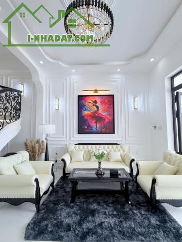 Nhà Lầu TÂN CỔ ĐIỂN đẹp RỰC RỠ. Đường Rộng 8mét. Xe 16 Chổ Vivu - Tân Mỹ Chánh - Mỹ Tho c - 1