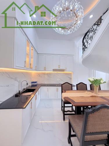 Nhà Lầu TÂN CỔ ĐIỂN đẹp RỰC RỠ. Đường Rộng 8mét. Xe 16 Chổ Vivu - Tân Mỹ Chánh - Mỹ Tho c