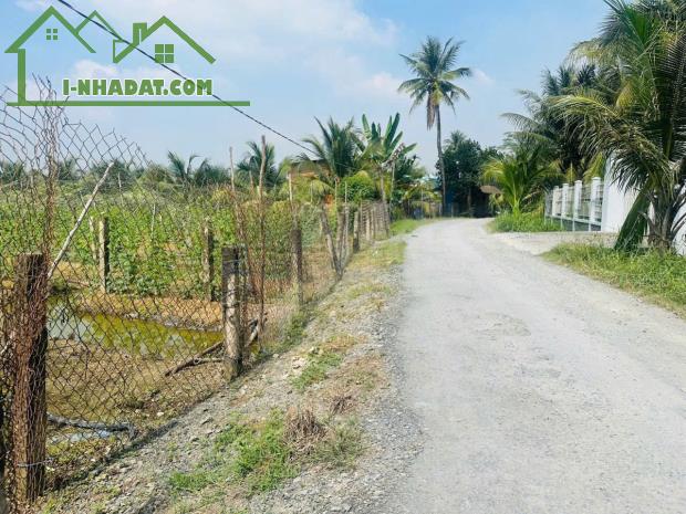 Sát Ranh Long An và Tiền Giang Cũ. Cần Bán Gấp 2.000 m2 ĐẤT MẶT TIỀN Đường Lộ Dừa-Cầu Đình