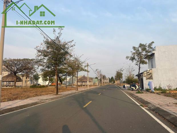 Cọc ngay lô đất 100m2 chỉ hơn 990 triệu, full thổ cư, có sổ sẵn, mặt tiền lộ giới 25m
