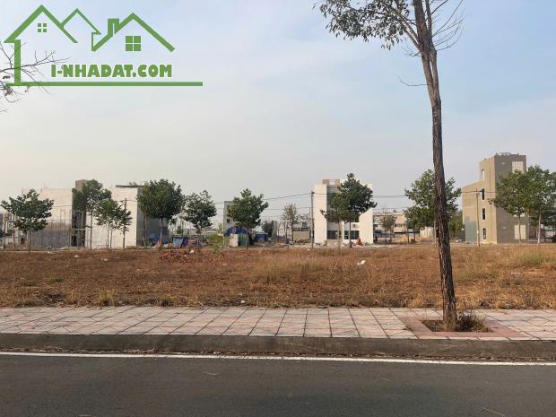 Cọc ngay lô đất 100m2 chỉ hơn 990 triệu, full thổ cư, có sổ sẵn, mặt tiền lộ giới 25m - 1