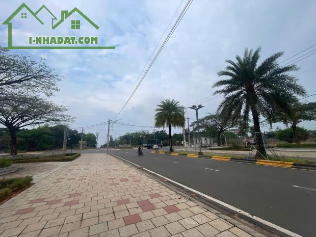 Cọc ngay lô đất 100m2 chỉ hơn 990 triệu, full thổ cư, có sổ sẵn, mặt tiền lộ giới 25m - 2