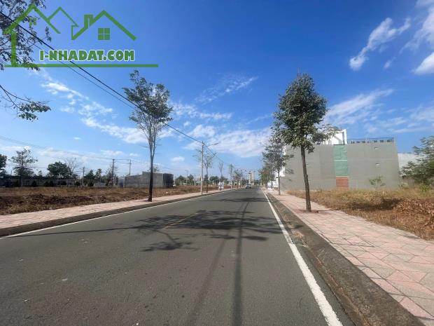Cọc ngay lô đất 100m2 chỉ hơn 990 triệu, full thổ cư, có sổ sẵn, mặt tiền lộ giới 25m - 3