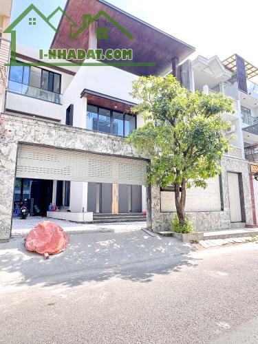 Biệt thự mặt tiền trung tâm Quận 7 – Ngang 12m – Gần Lotte Mart