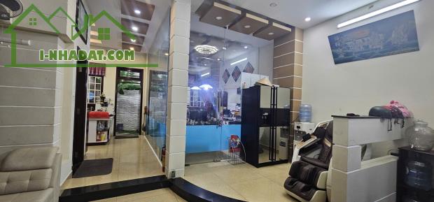 BIỆT THỰ BÌNH CHÁNH: 137M2 - MẶT TIỀN CÔNG VIÊN - TẶNG NỘI THẤT CAO CẤP - SÁT QUẬN 8