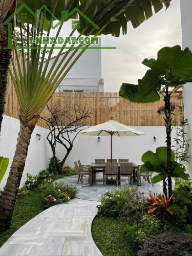 Bán nhà đường Hồ Biểu Chánh, Phường 11, Q Phú Nhuận, DT 20x30m. 2 tầng, giá 65 tỷ.