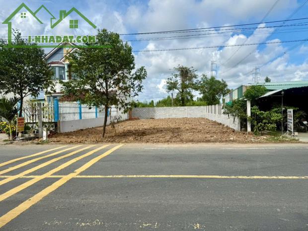 Bán đất thổ cư mặt tiền tỉnh lộ 832, An Nhựt Tân , Tân Trụ dt 300m2 giá 3,5 tỷ - 4