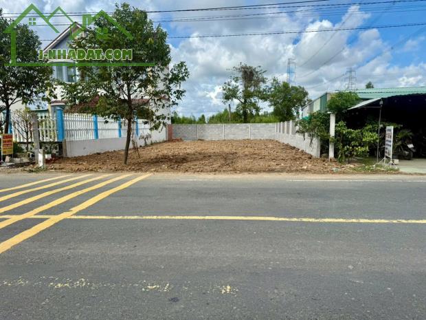 Bán đất thổ cư mặt tiền tỉnh lộ 832, An Nhựt Tân , Tân Trụ dt 300m2 giá 3,5 tỷ
