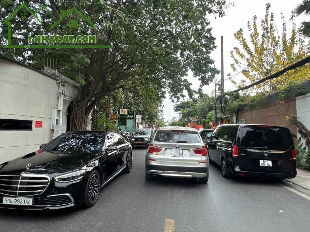 Biệt thự VIP Thảo Điền Q2 ngang 15m 580m2 4 tầng có thang máy tặng hồ bơi chỉ 135 tỷ.