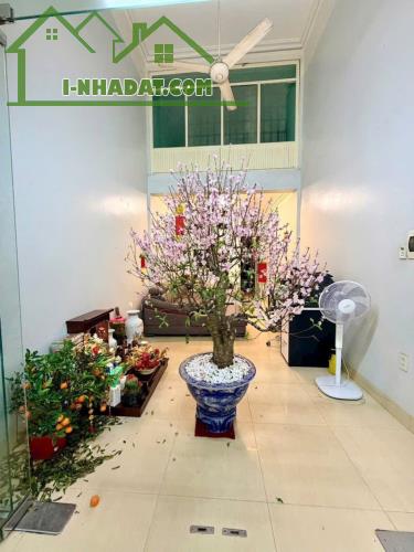 🌼🌼Nhà mặt đường Miếu Hai Xã - 42m 2.5 tầng - vị trí đẹp - gần Hồ Sen - 1