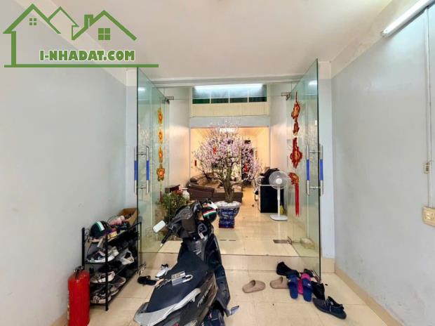 🌼🌼Nhà mặt đường Miếu Hai Xã - 42m 2.5 tầng - vị trí đẹp - gần Hồ Sen - 2