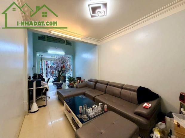 🌼🌼Nhà mặt đường Miếu Hai Xã - 42m 2.5 tầng - vị trí đẹp - gần Hồ Sen - 3