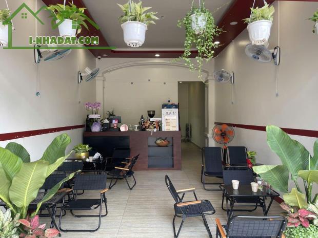 QUÁN CAFE ĐẸP LẮM GIÁ RẺ 98 tr , MT CÓ VỈA HÈ 10m VÀ KHU VĂN PHÒNG MÁT RƯỢI , DT : 4m x - 2
