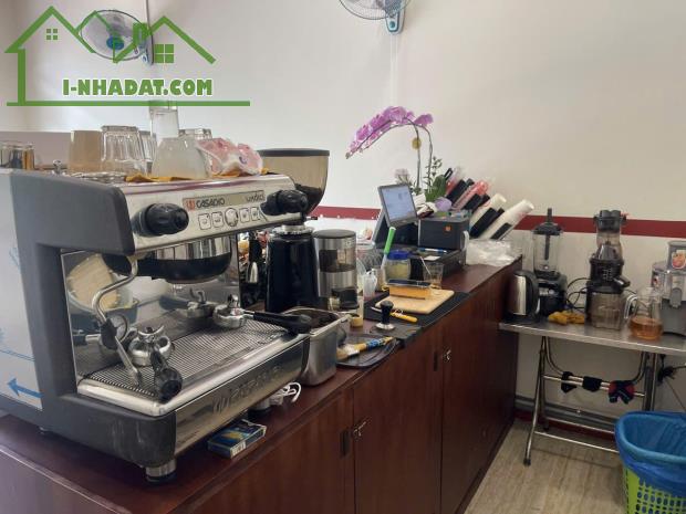 QUÁN CAFE ĐẸP LẮM GIÁ RẺ 98 tr , MT CÓ VỈA HÈ 10m VÀ KHU VĂN PHÒNG MÁT RƯỢI , DT : 4m x - 4