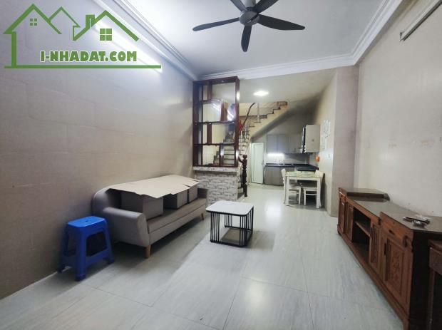 CHO THUÊ NHÀ ĐƯỜNG HOÀNG HOA THÁM, VĂN CAO, BA ĐÌNH, NHÀ ĐẸP, SÂN RỘNG