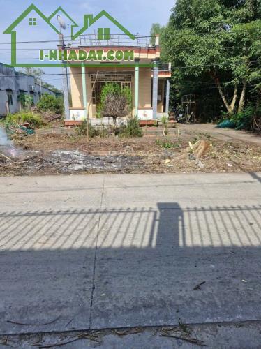 Bán nhà mt liên xã Long Định - Long Cang, xã Long Định,dt 300m2 full thổ 2pn 2wc giá 3 tỷ - 3