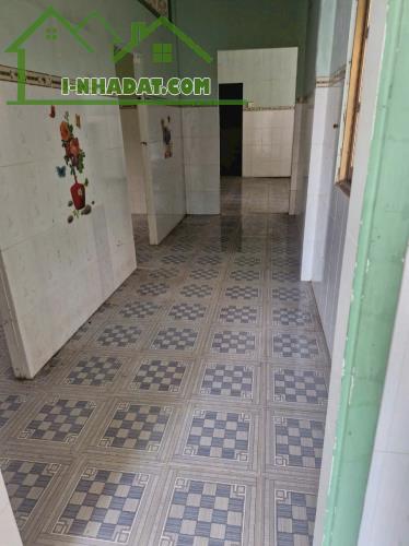 Bán nhà mt liên xã Long Định - Long Cang, xã Long Định,dt 300m2 full thổ 2pn 2wc giá 3 tỷ - 5
