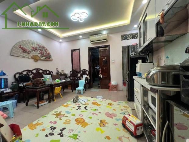 Bán căn hộ tập thể Phố Lý Nam Đế - Tầng 2+3 - 80m2 - Khu quân đội - SĐCC - Giá 5,5 Tỷ