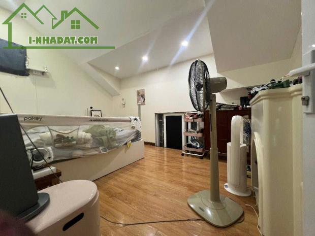 Bán căn hộ tập thể Phố Lý Nam Đế - Tầng 2+3 - 80m2 - Khu quân đội - SĐCC - Giá 5,5 Tỷ - 2
