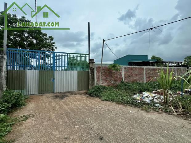 Cho thuê mặt bằng hơn 2000m2,trong đó có kho xưởng 700m2 có sẵn điện 3 pha tại Bến Tre