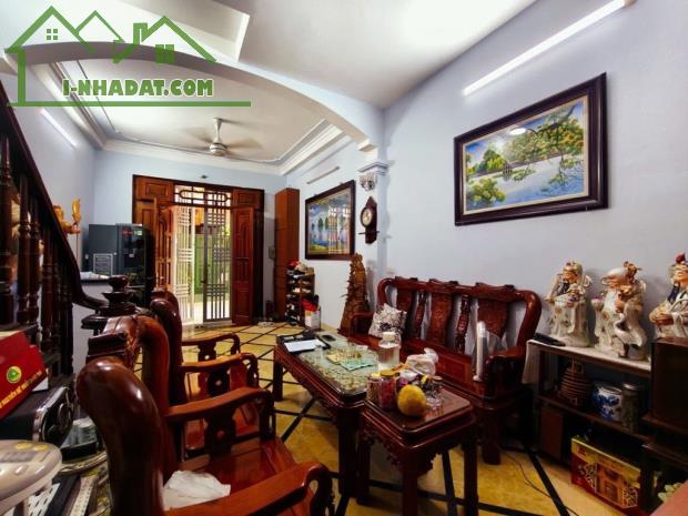 Bán Nhà Phố Hồng Tiến, Bồ Đề - Hơn 9 Tỷ - Phân lô OTO - 35m2 x 5 Tầng - Sổ vuông đẹp - 2
